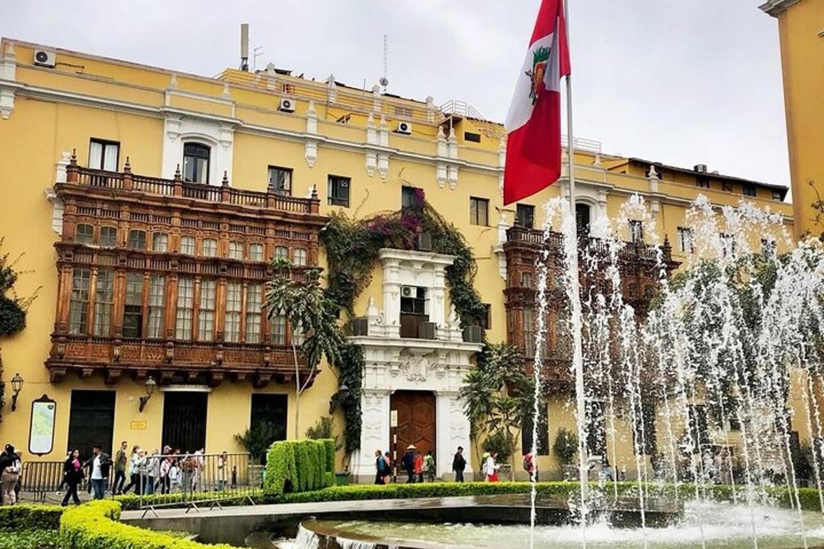 un edificio con una fontana di fronte a un edificio