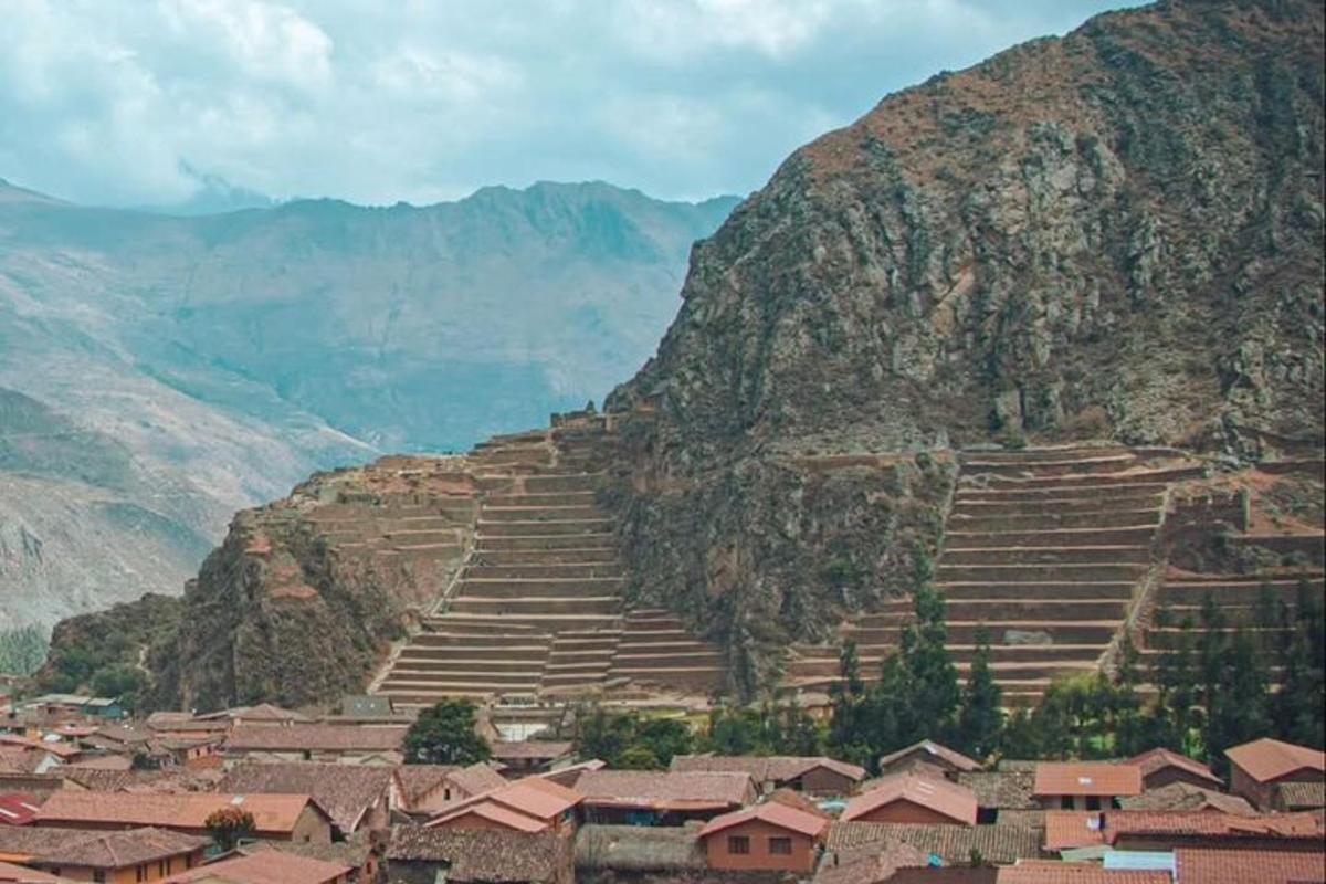 una vista di una montagna con un gruppo di edifici a schiera