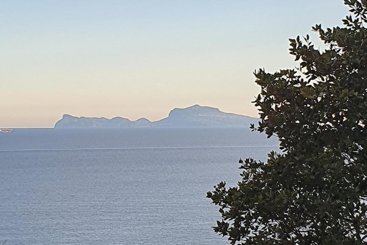 una vista dell'oceano con le montagne in lontananza