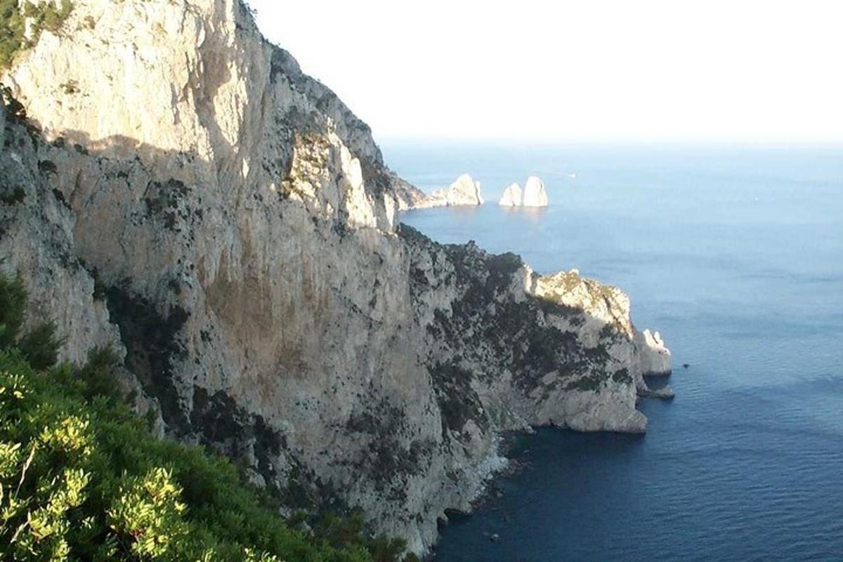 una vista di una montagna rocciosa con l'oceano