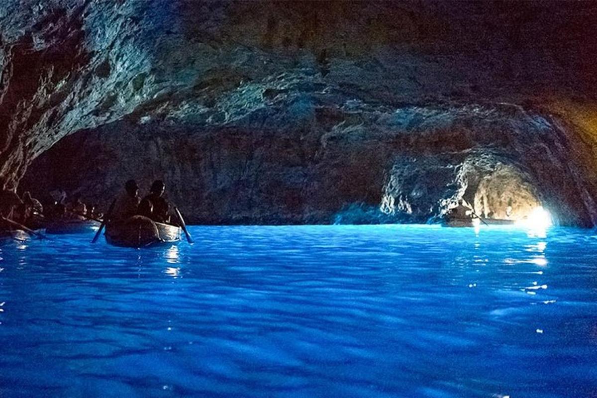 due persone su una barca nell'acqua di una grotta