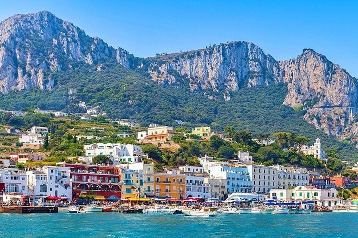 un gruppo di edifici e barche in acqua