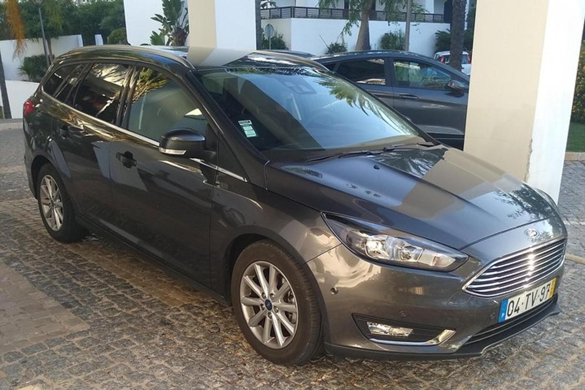 Un coche negro aparcado junto a un edificio
