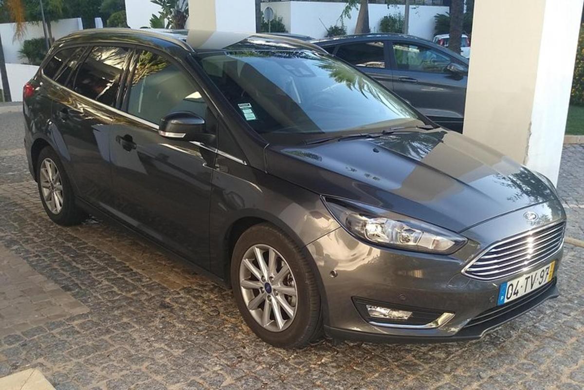 un'auto nera parcheggiata accanto a un edificio