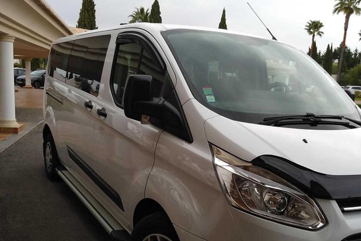 uma van branca estacionada em um estacionamento