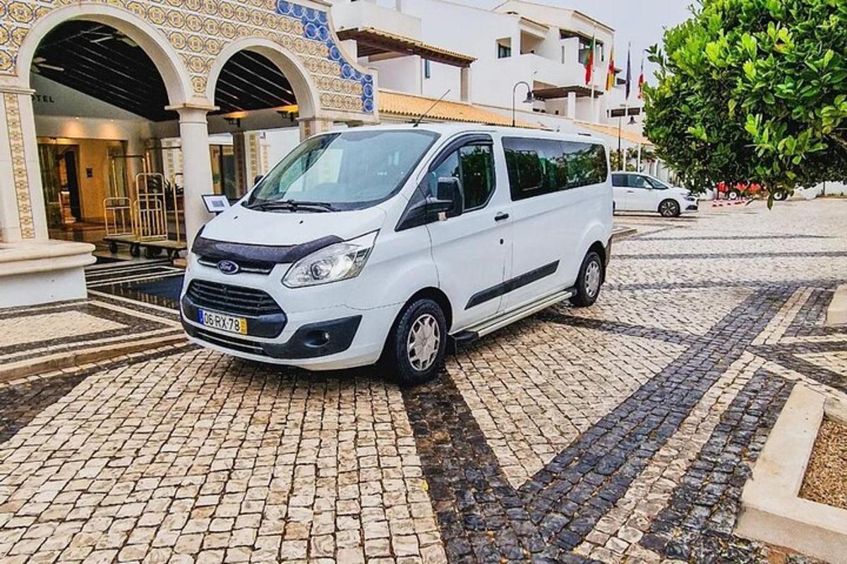 un furgone bianco parcheggiato davanti a un edificio
