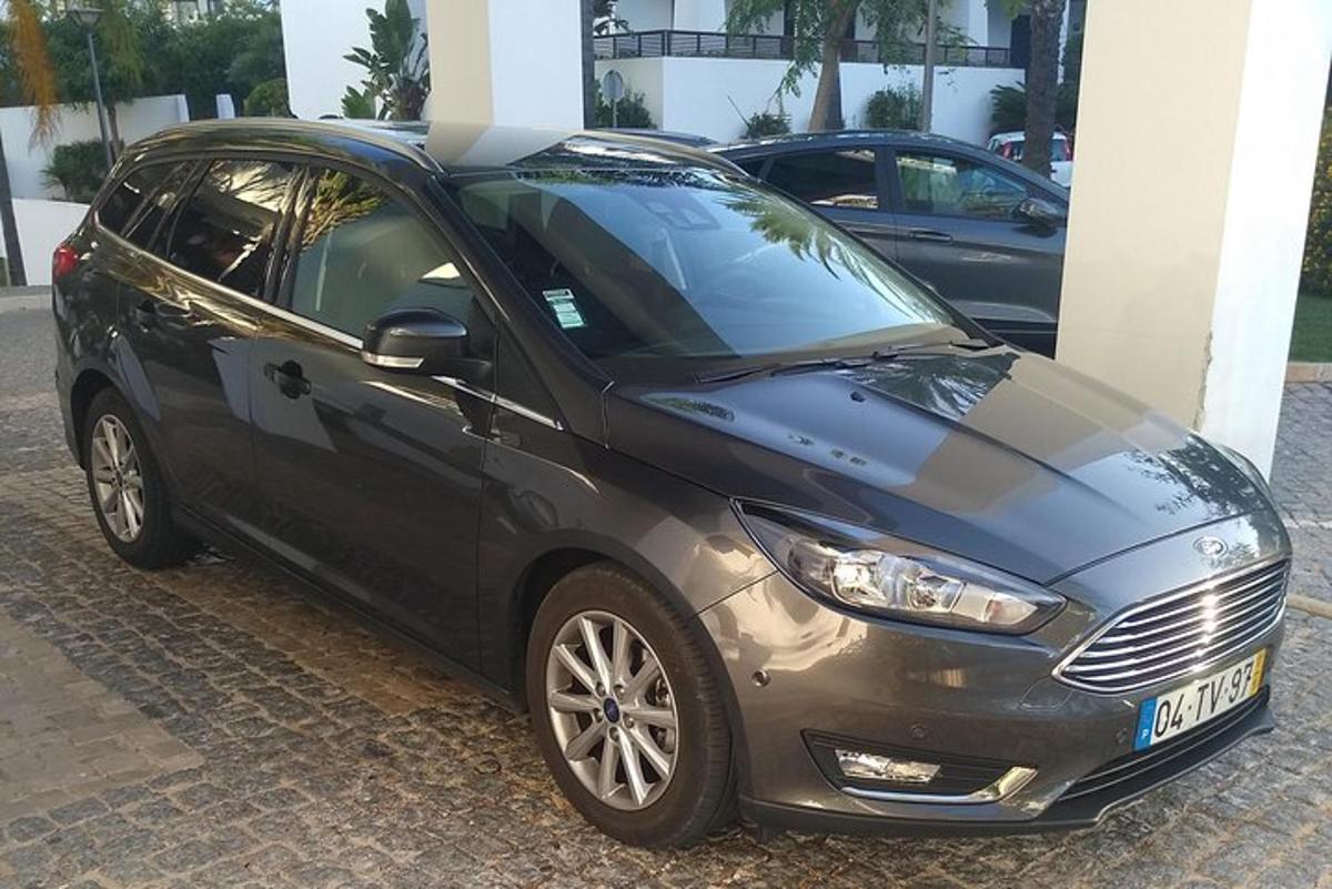 must auto pargitud hoone ette