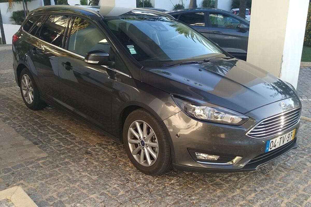 černé auto zaparkované vedle budovy