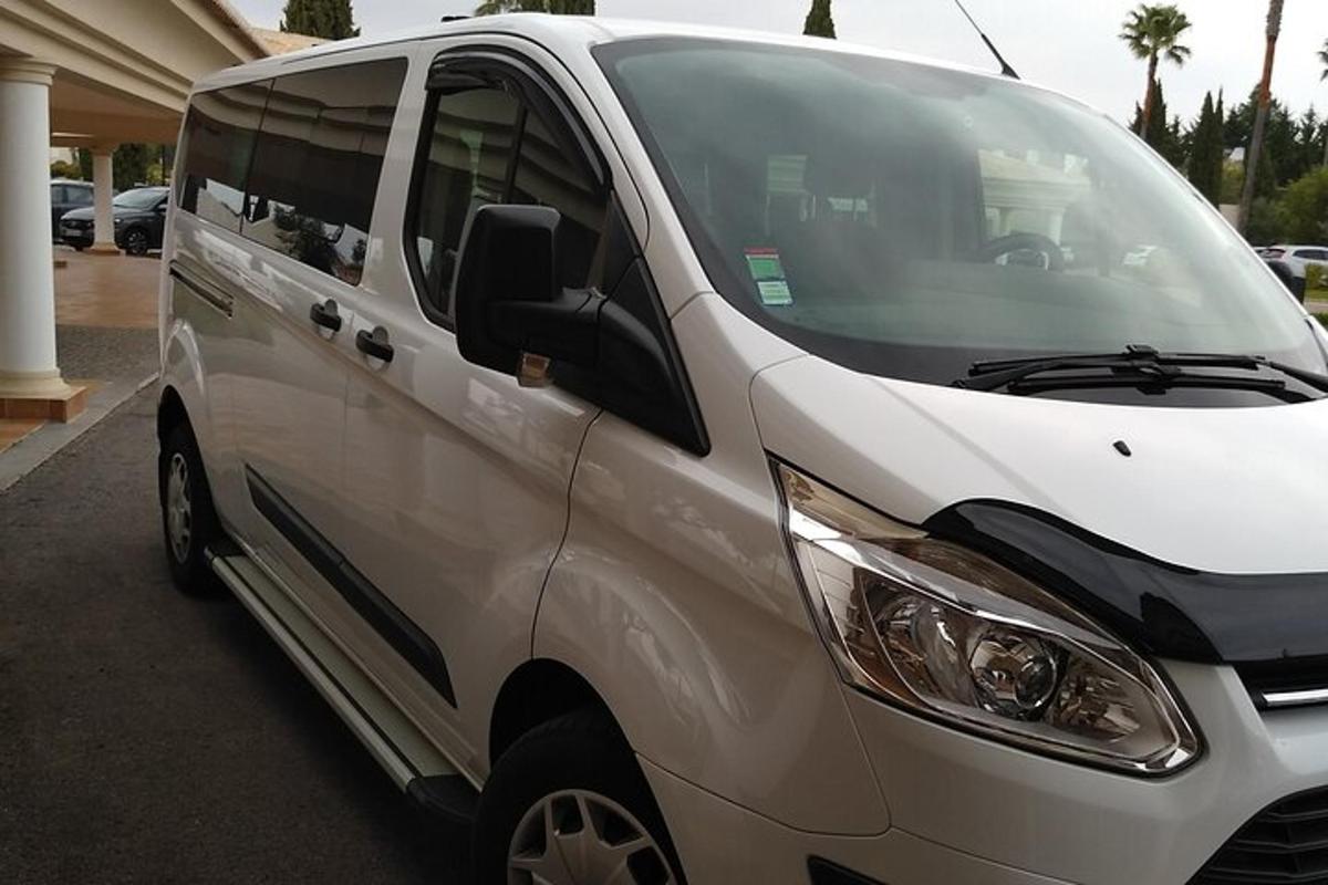 sebuah mobil van putih diparkir di tempat parkir