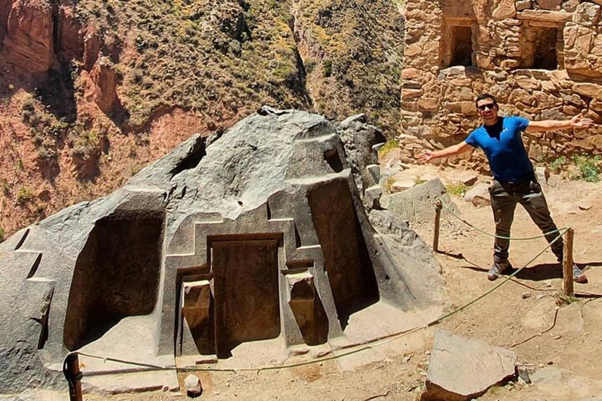 un home amb una corda lligat a una estructura de roca