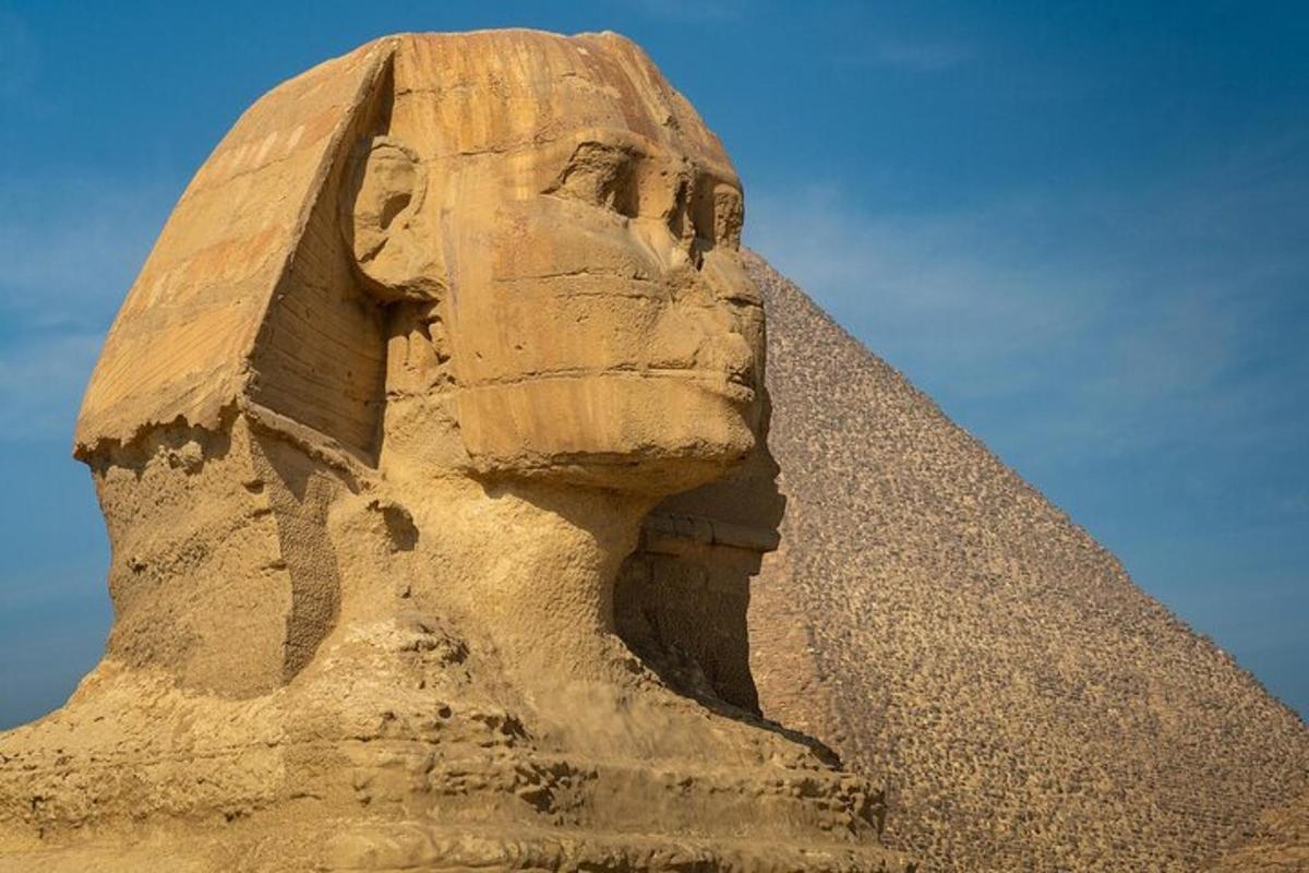 socha obličeje na boku pyramidy