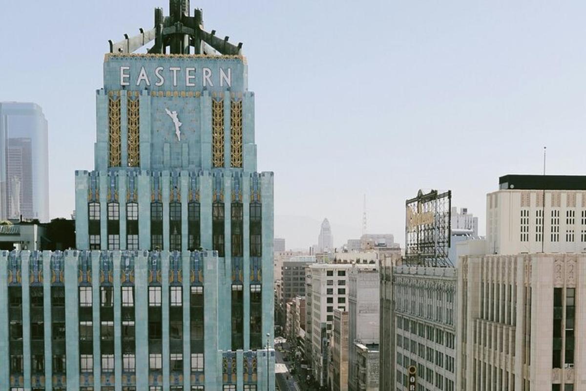 Un edificio alto con un cartel en una ciudad.