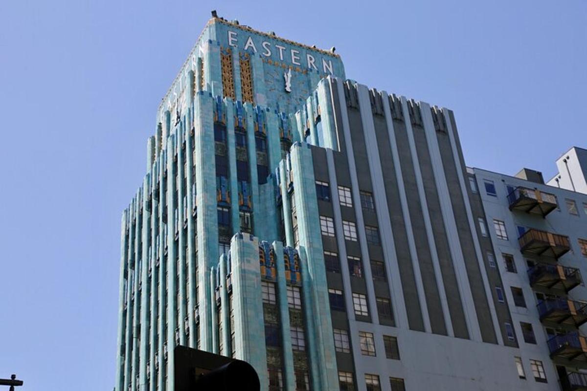 Un edificio alto con un cartel en la parte superior.
