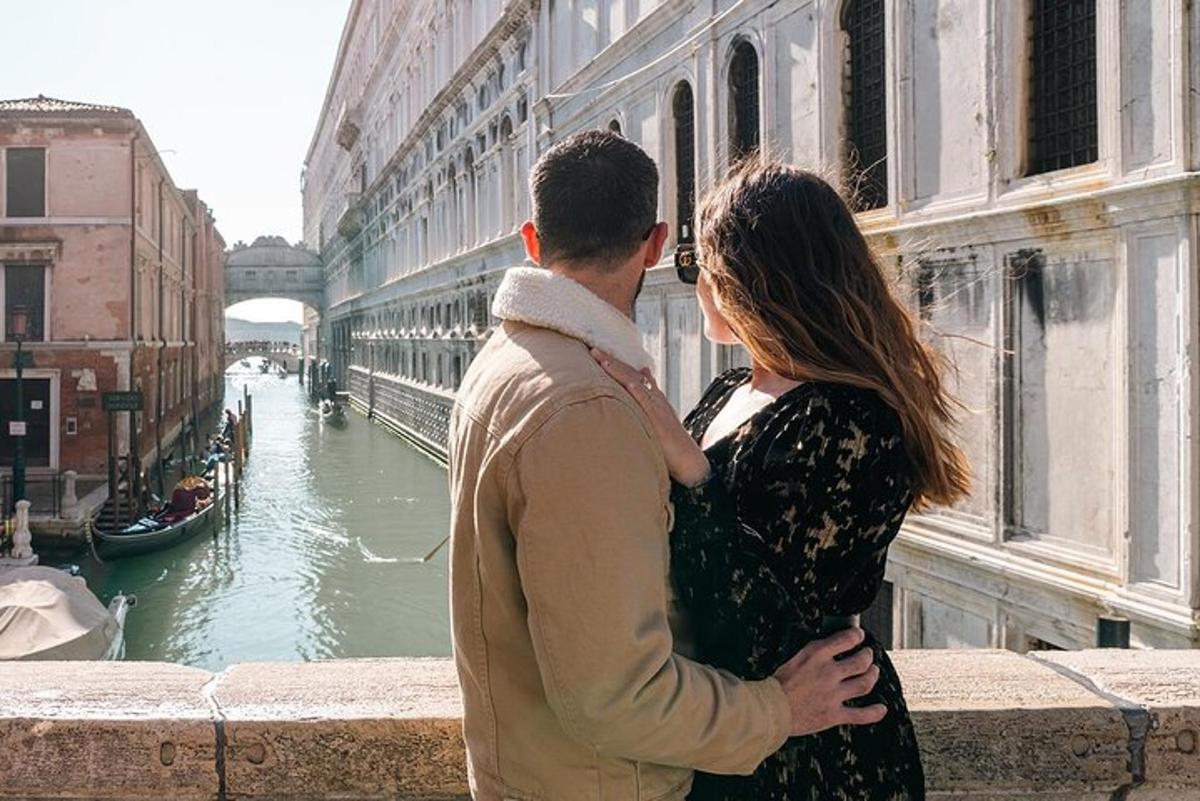 Un hombre y una mujer de pie junto a un canal