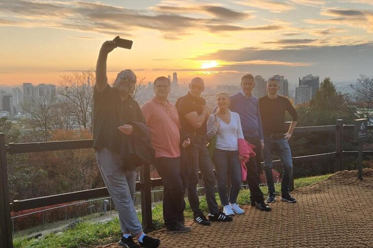 un gruppo di persone in posa per una foto di fronte alla città