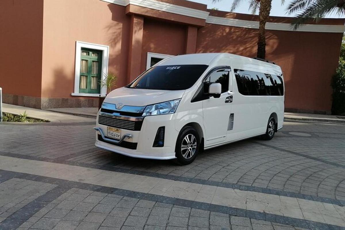 bel kombi parkiran pred stavbo