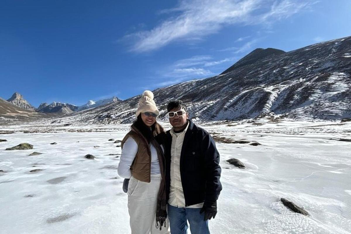 ein Mann und eine Frau posieren für ein Foto im Schnee