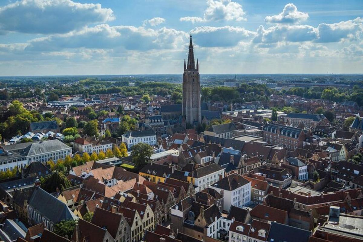 Letecký pohled na město s vysokou věží