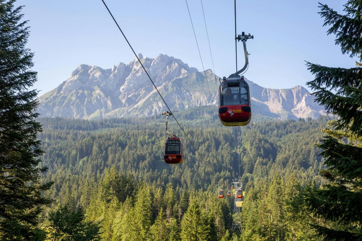 duas gôndolas em um teleférico nas montanhas
