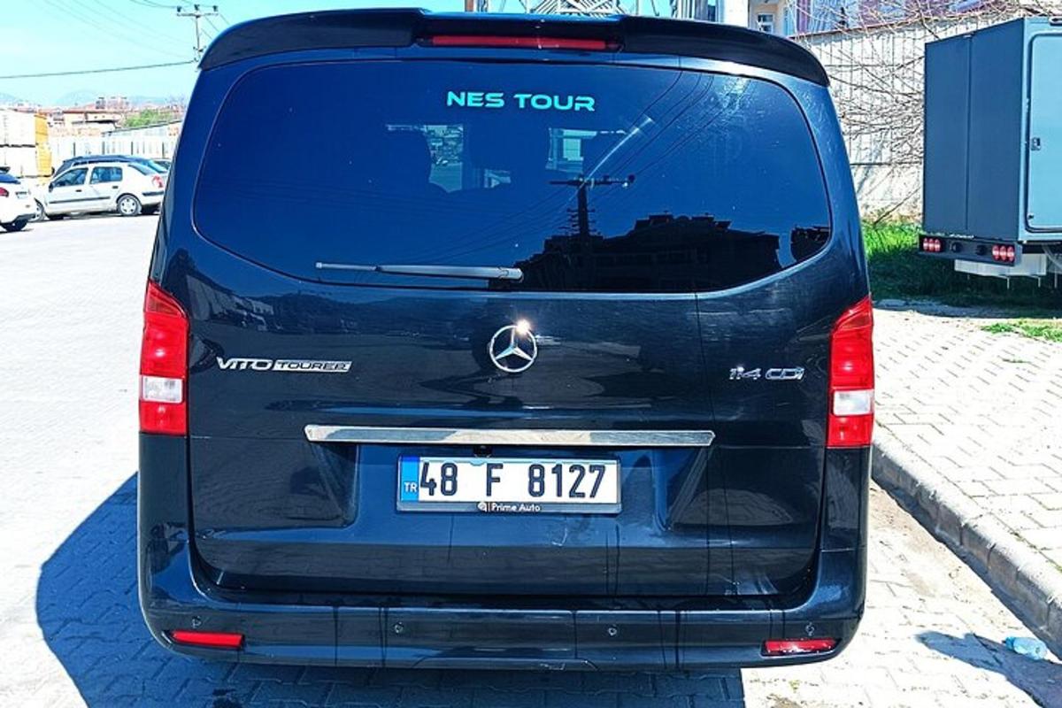 ένα μαύρο βαν παρκαρισμένο σε ένα πάρκινγκ