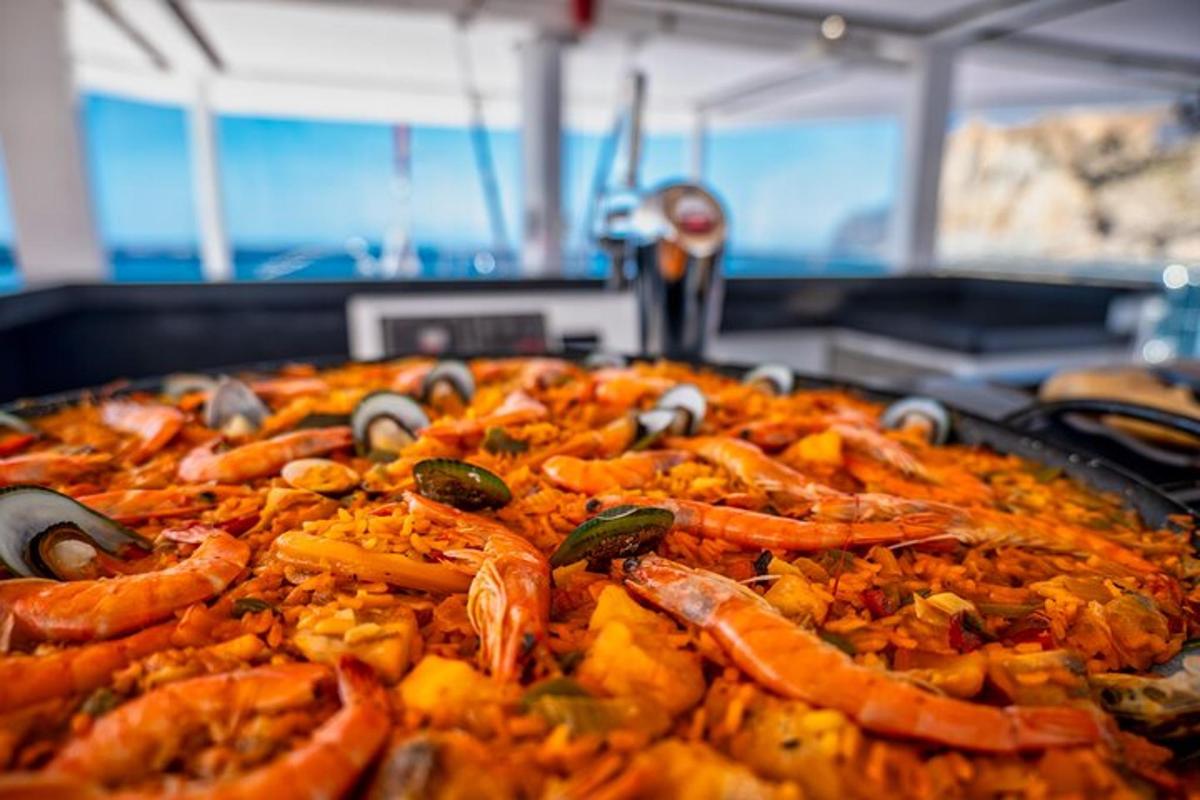 una pizza con gamberi e funghi in padella