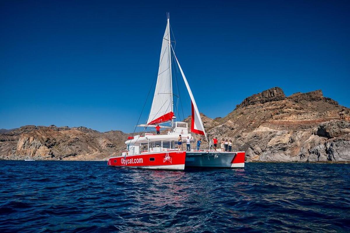 una barca a vela rossa e bianca nell'acqua