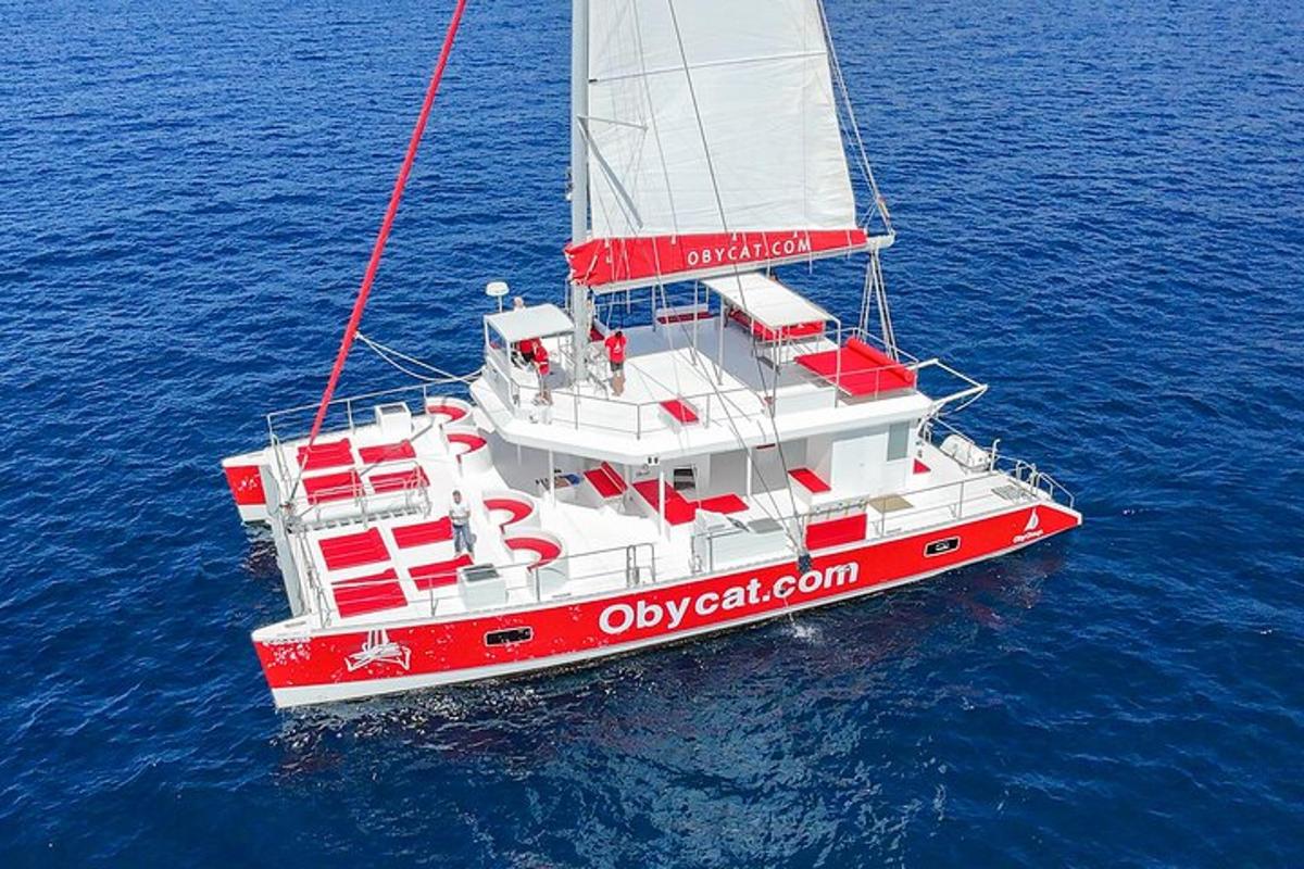 una barca rossa e bianca nell'acqua