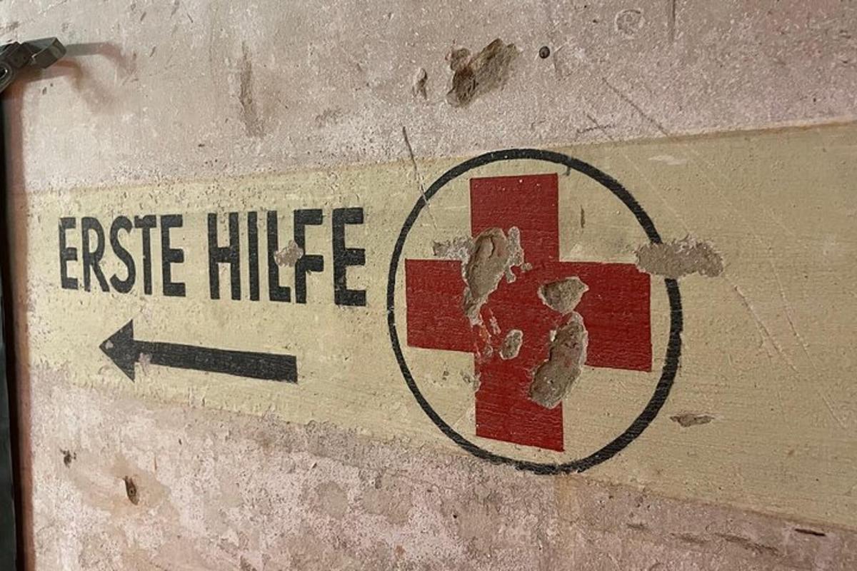 μια πινακίδα στην πλευρά ενός τοίχου με έναν σταυρό