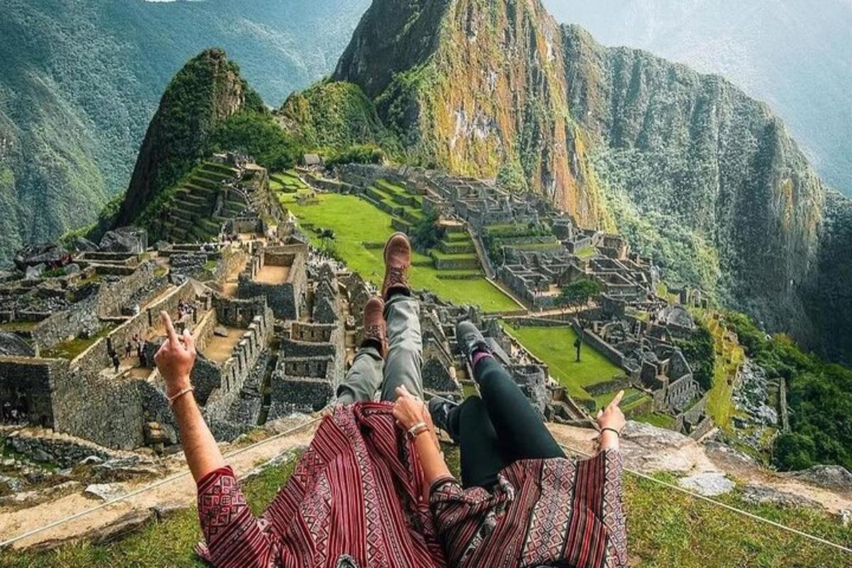 sekumpulan orang berbaring di sisi gunung