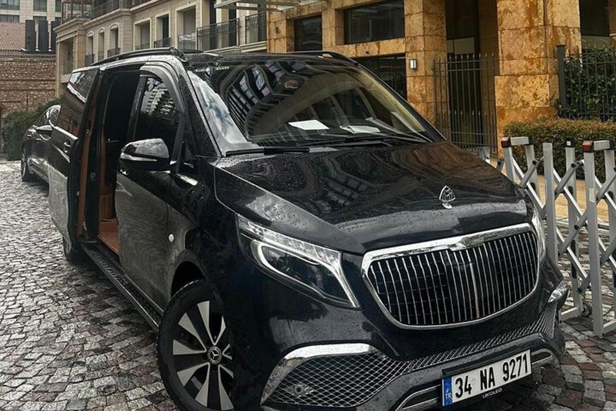 černé auto zaparkované na ulici s otevřenými dveřmi
