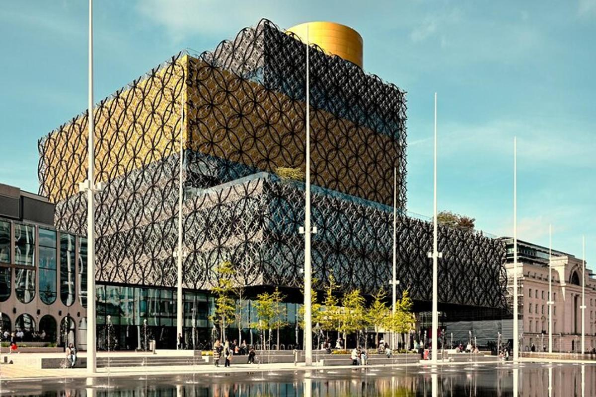un grand bâtiment en verre avec une façade dorée