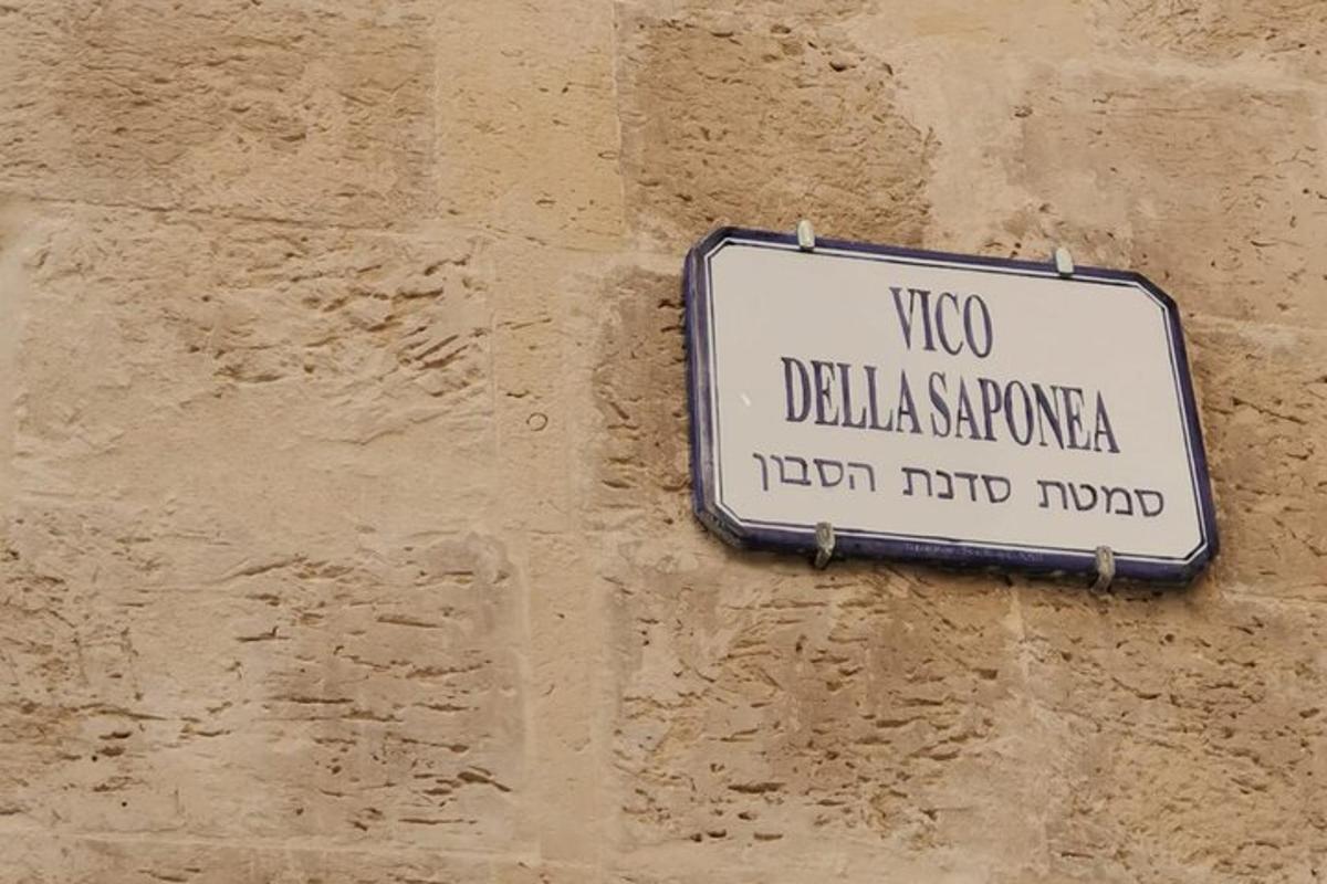 un semn pe marginea unui perete