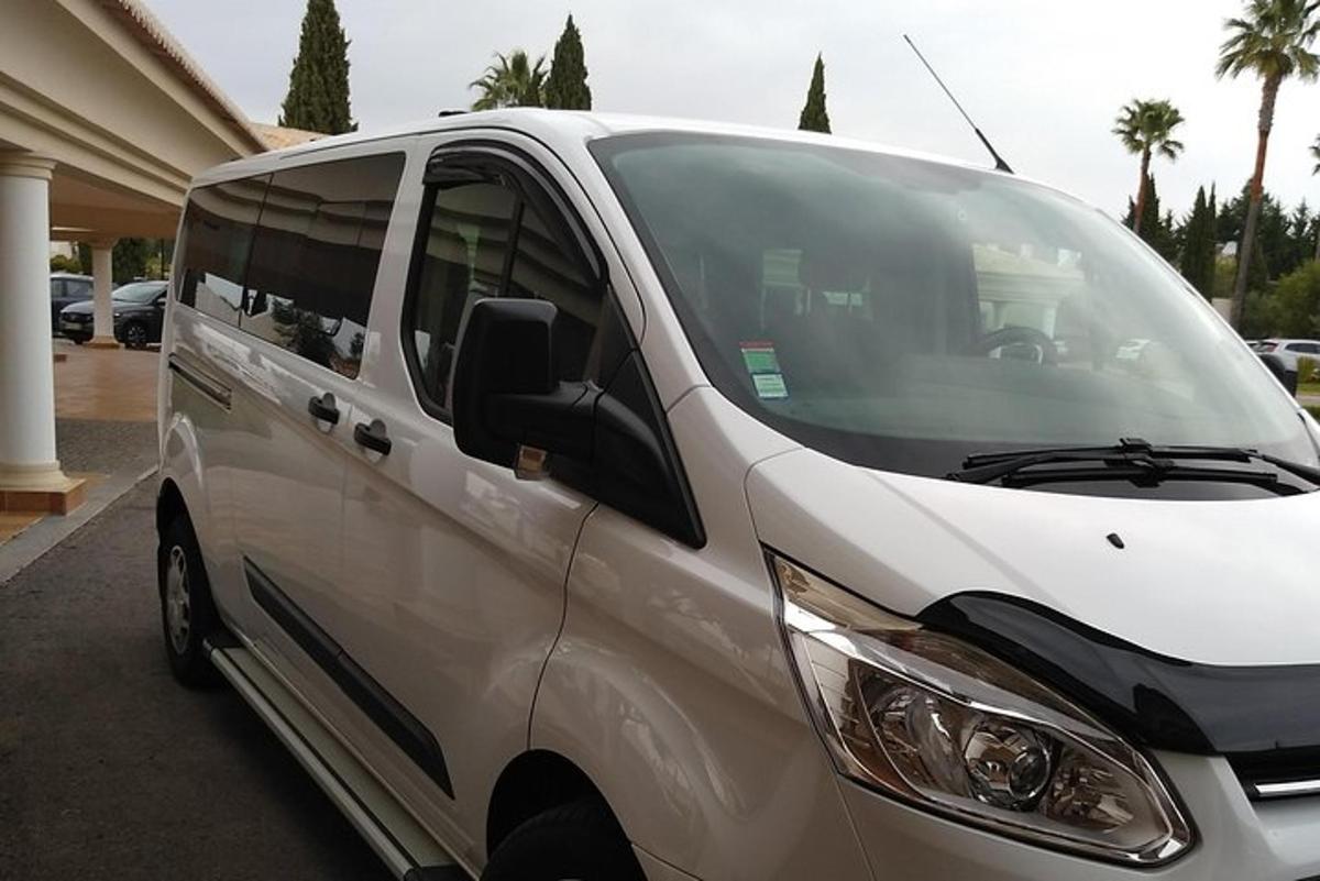 uma van branca estacionada em um estacionamento