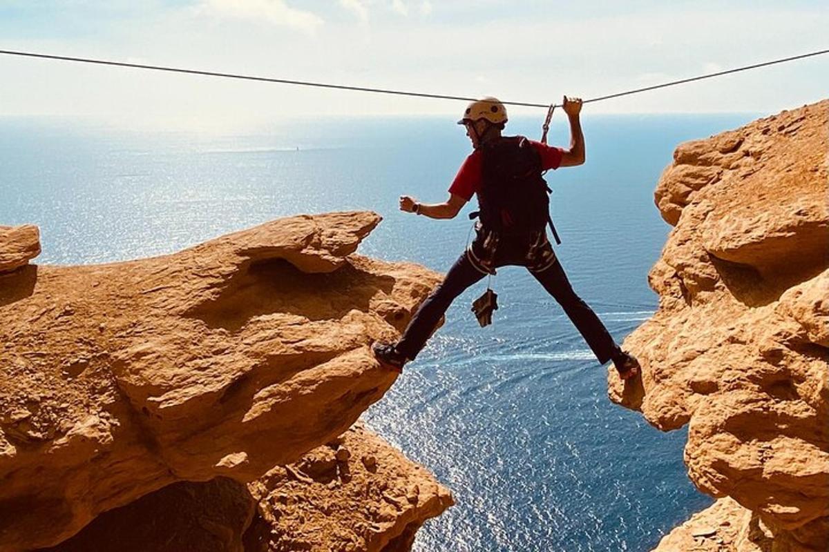 mees ripub kaljul köie otsas