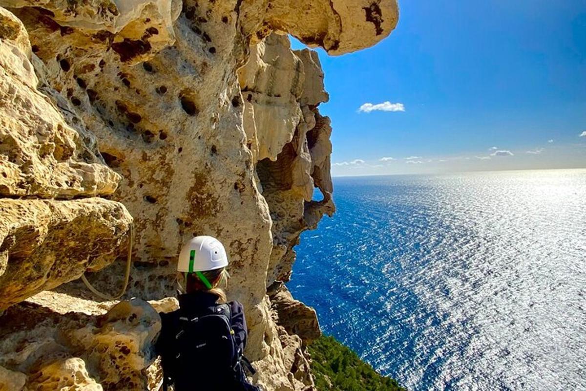 ένα άτομο σε έναν γκρεμό που κοιτάζει το νερό
