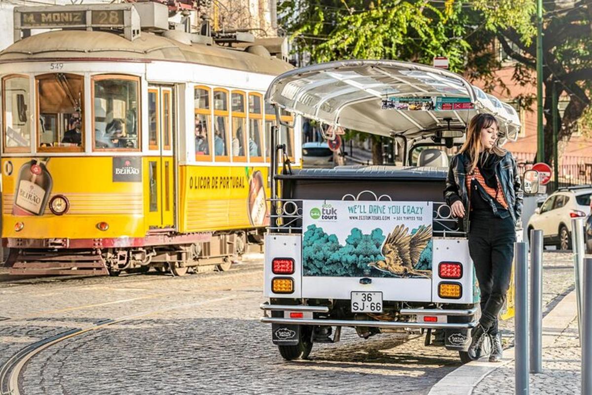 μια γυναίκα στέκεται δίπλα σε ένα τραμ