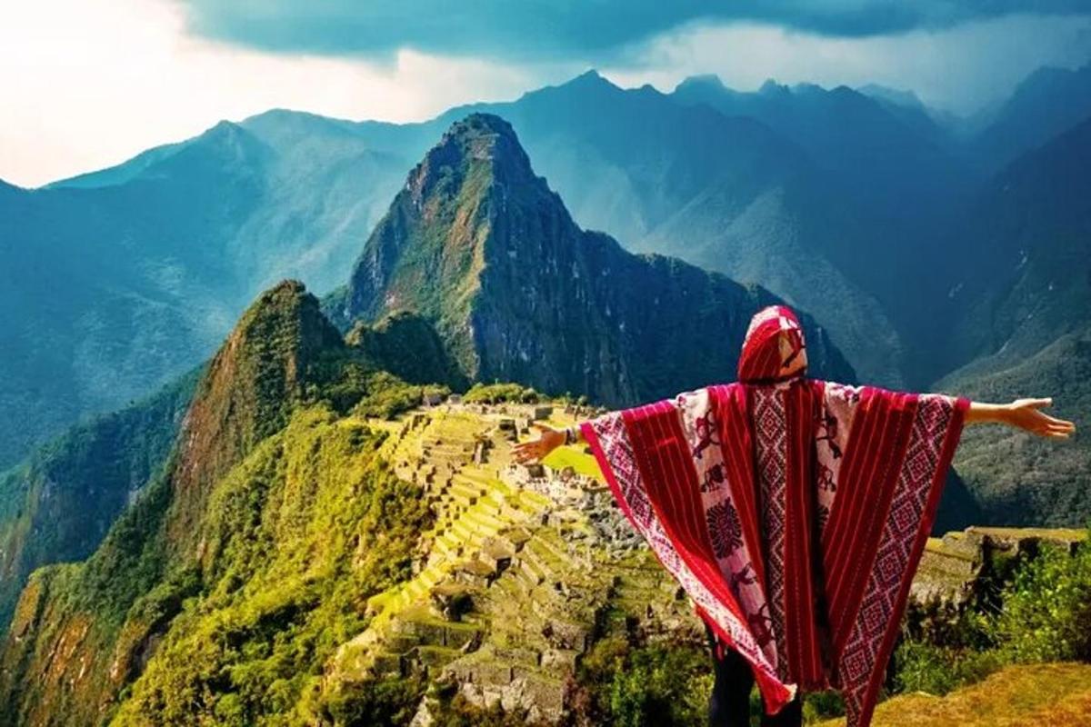 seseorang yang berdiri di atas gunung