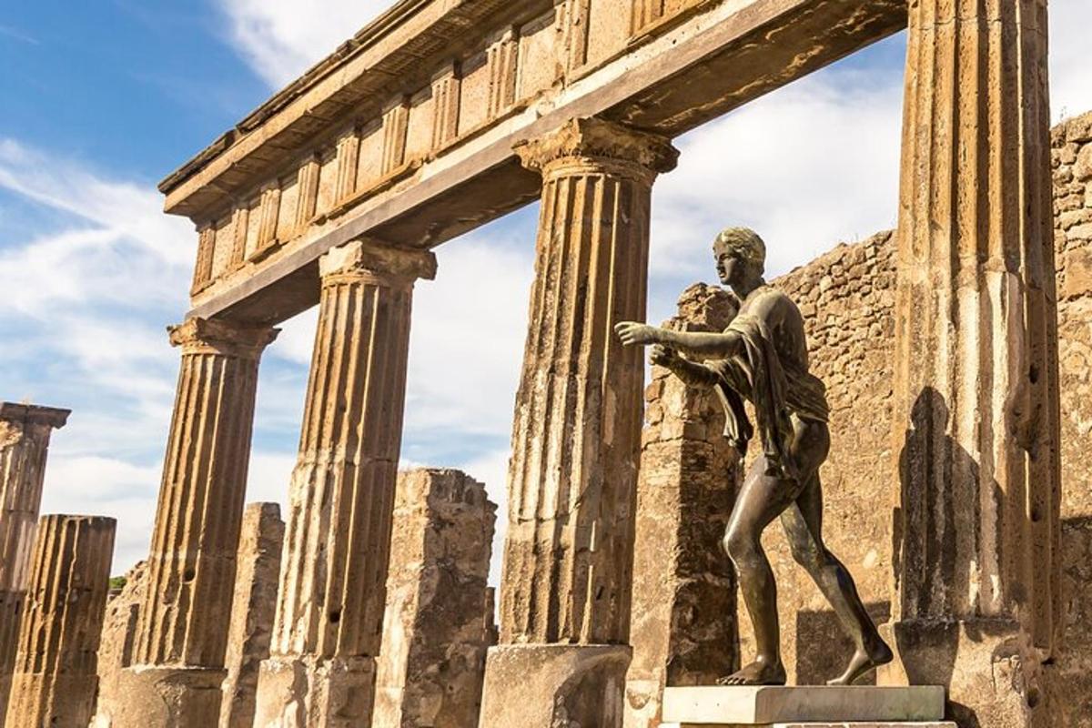 uma estátua de um homem em pé em frente a um prédio