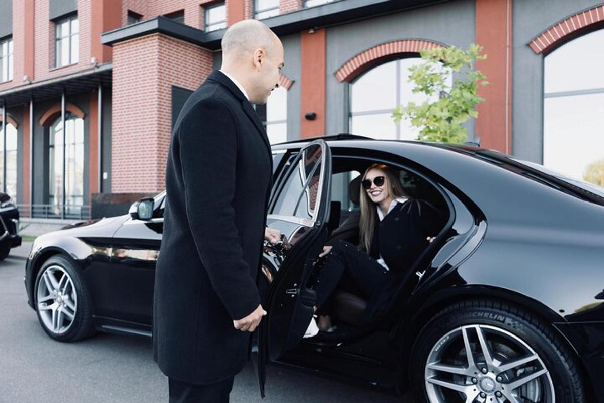 mees ja naine autost väljumas