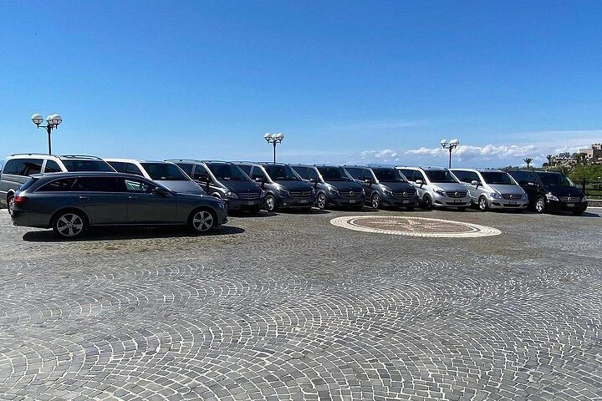 μια σειρά από αυτοκίνητα παρκαρισμένα σε ένα πάρκινγκ