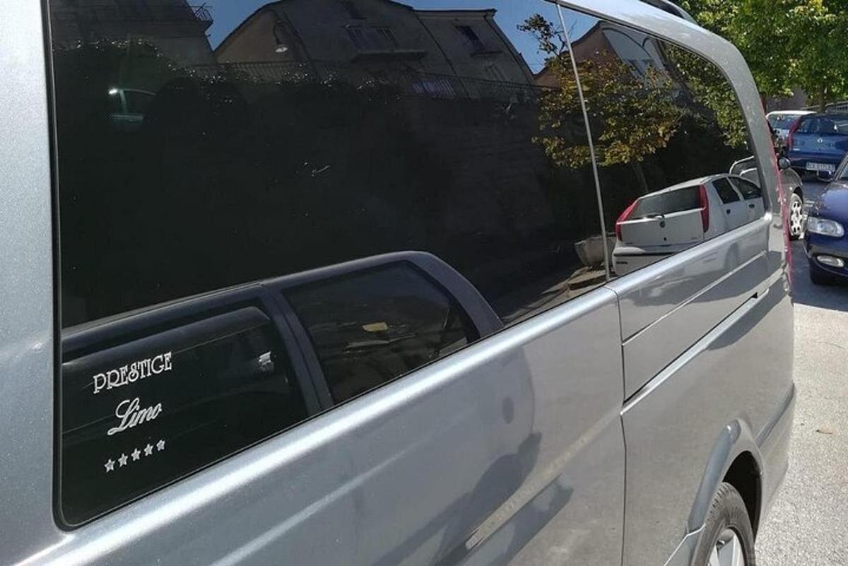 valge veoauto pargitud parklas