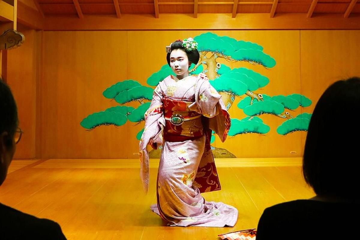 un uomo in kimono su un palco