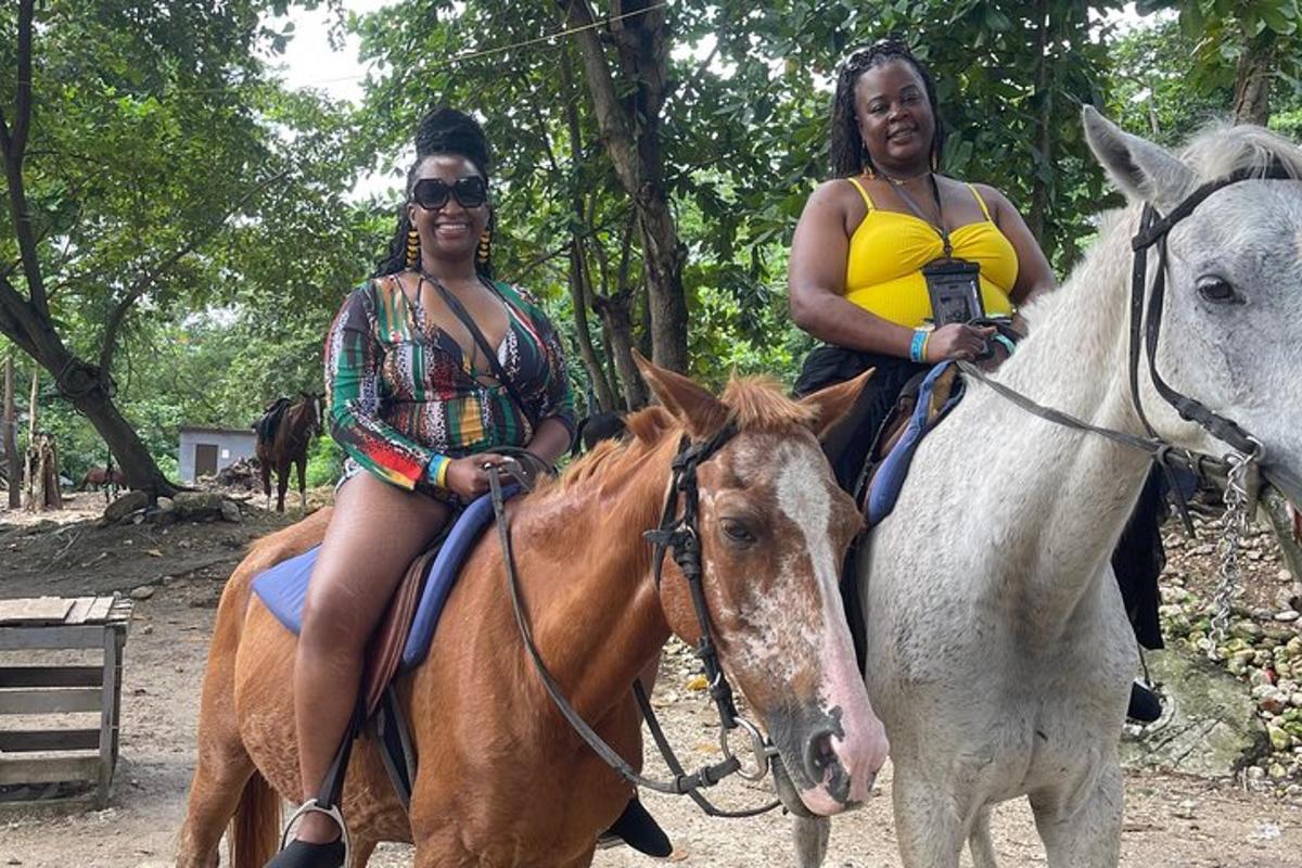 due donne stanno cavalcando un cavallo