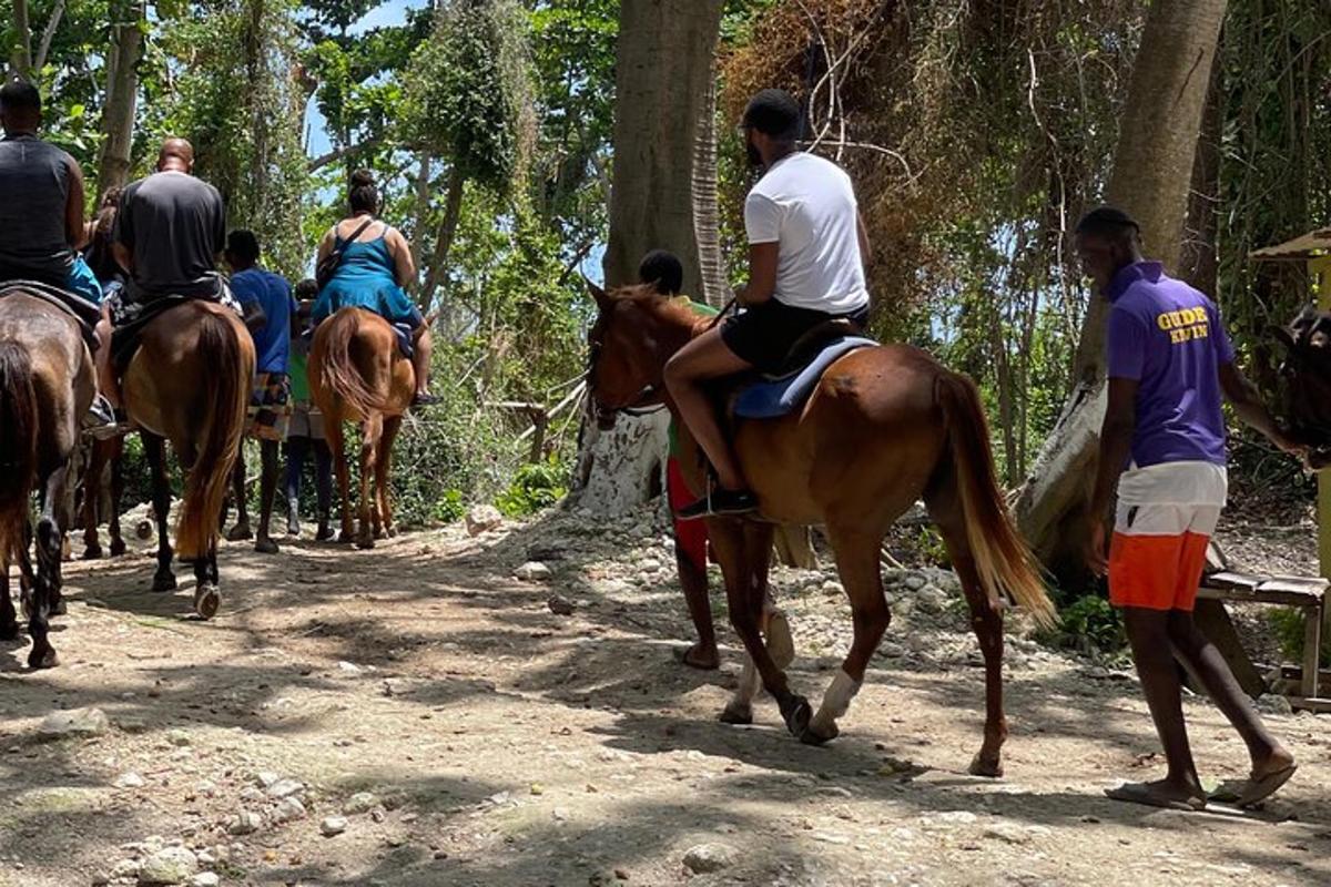 un gruppo di persone a cavallo su una strada sterrata