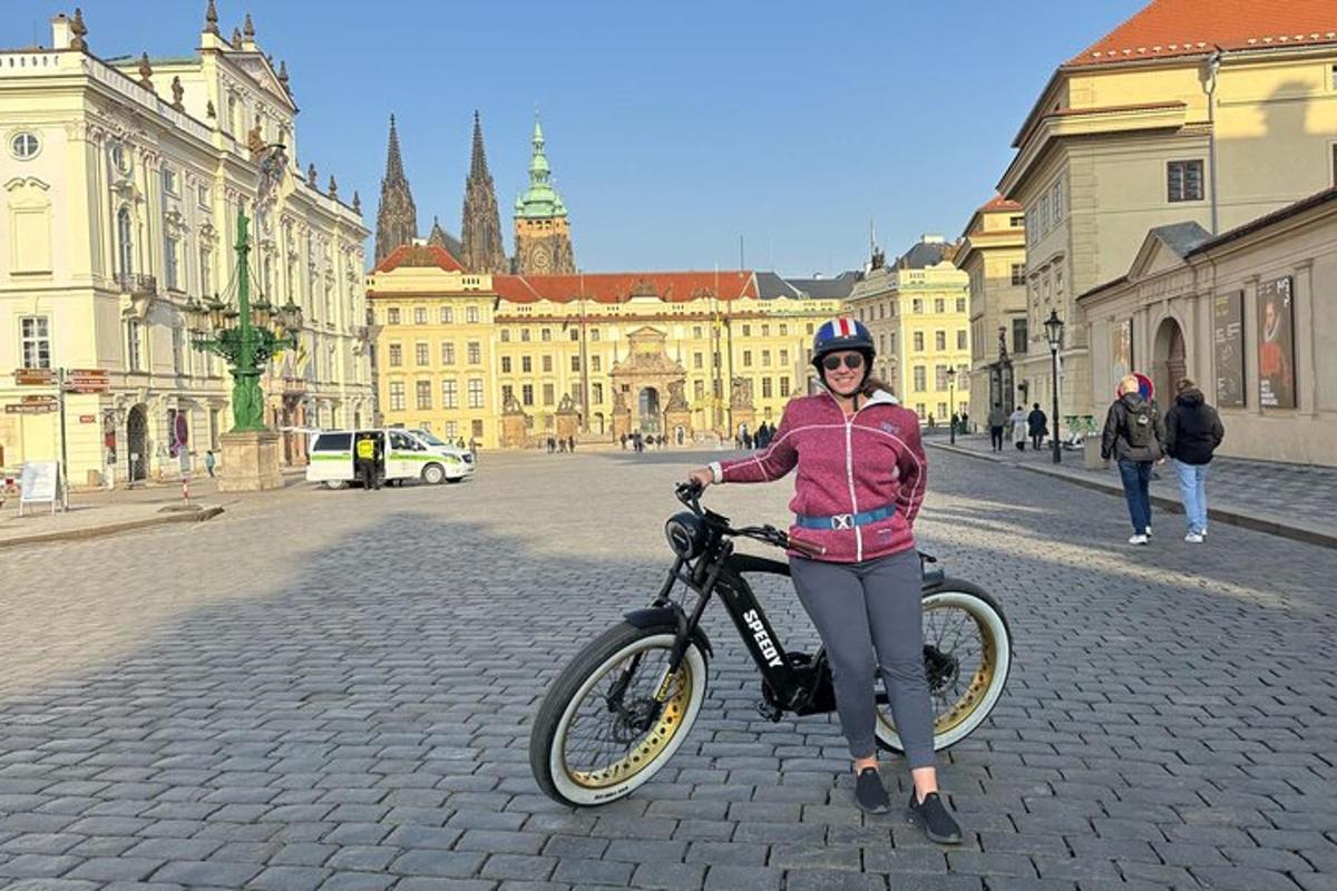 Žena pózuje s kolem na ulici