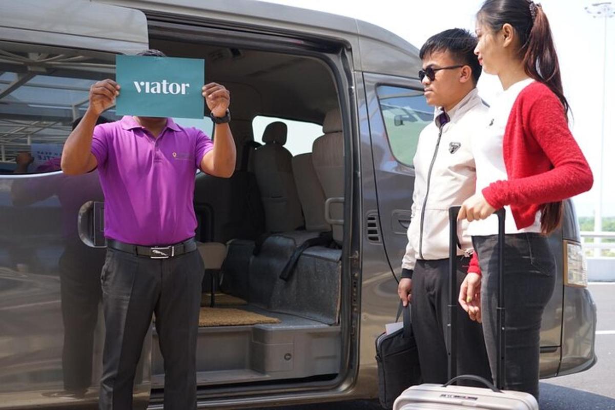 một người đàn ông với một tấm biển trên đầu trước một chiếc xe tải