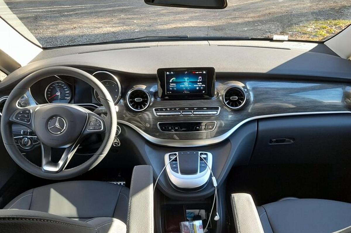 pohled na volant vozu Acedes Benz