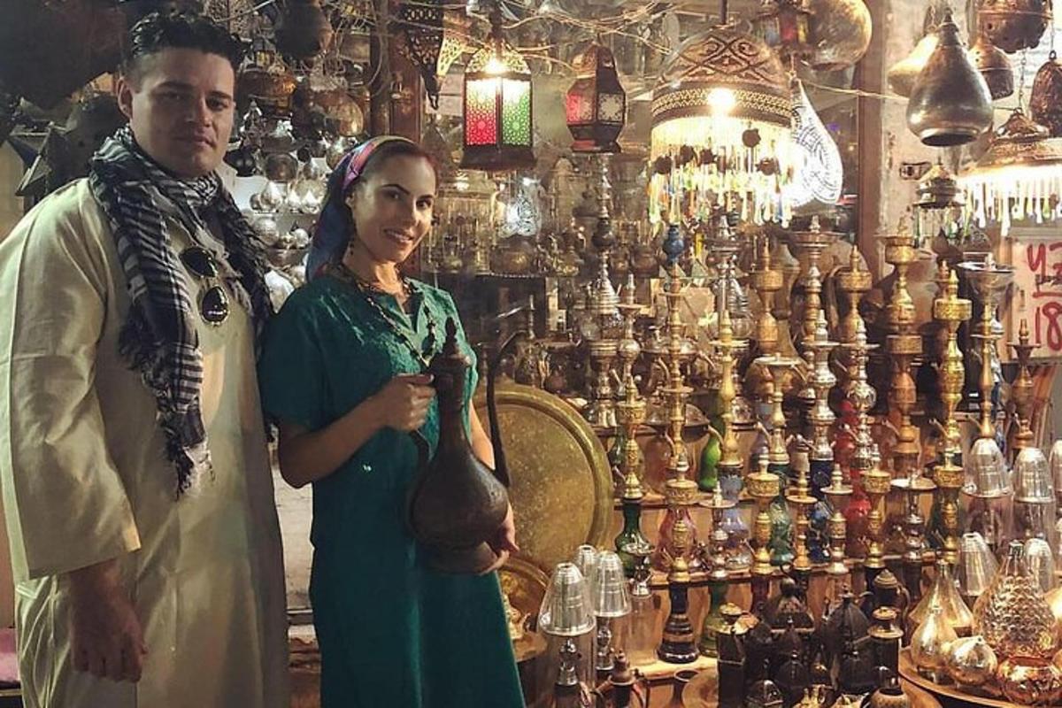 seorang lelaki dan seorang wanita berdiri di hadapan sebuah kedai