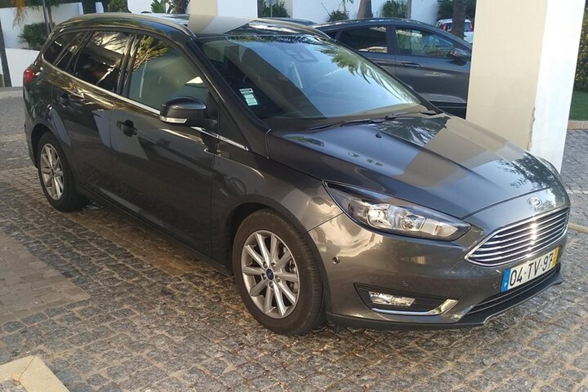 černé auto zaparkované vedle budovy