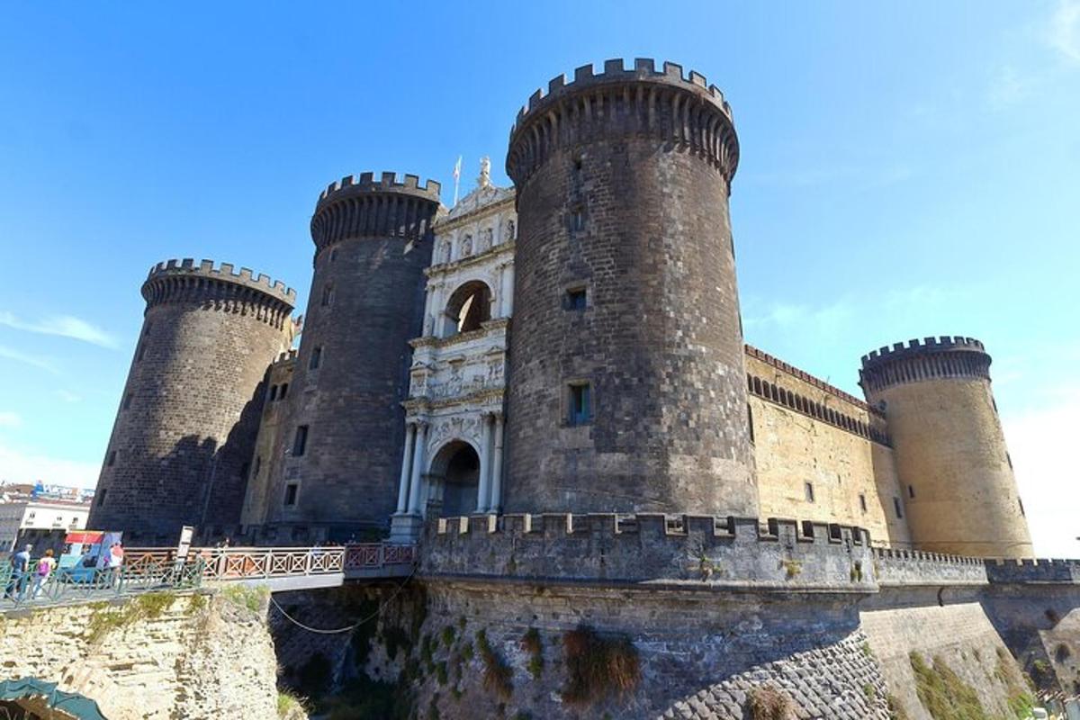 un castel cu trei turnuri deasupra unui zid